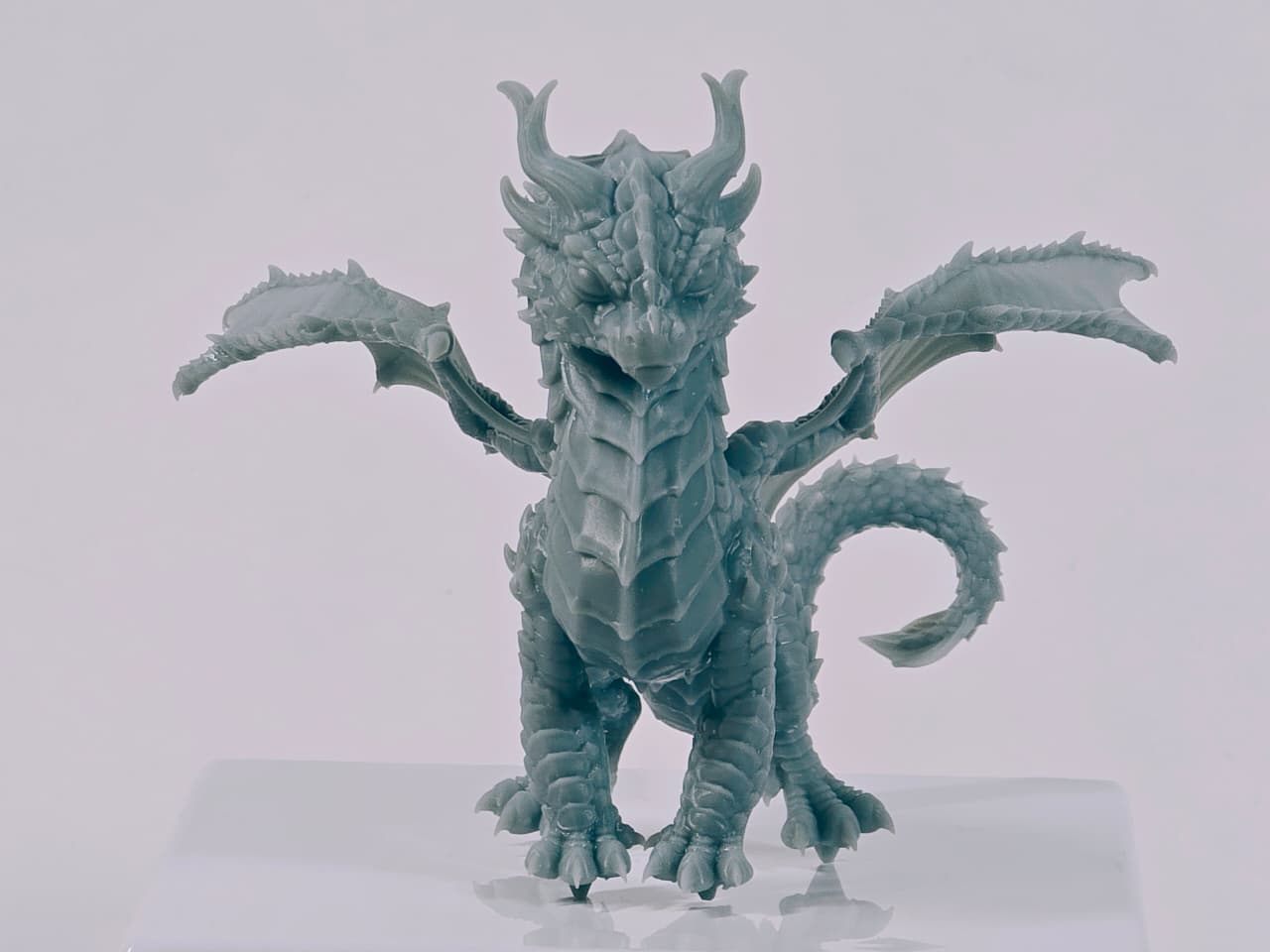 Dragón en miniatura impreso en resina de alto detalle